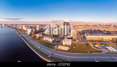 RUSSLAND 04 15 2020: Luftpanorama auf hohe Glas Wolkenkratzer Business Center Plaza SAINT-PETERSBURG am Fluss Neva Kai. Neuer, moderner Turm Stockfoto