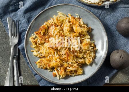 Hausgemachte gebratene zerfetzte Hashbrowns und Eier zum Frühstück Stockfoto