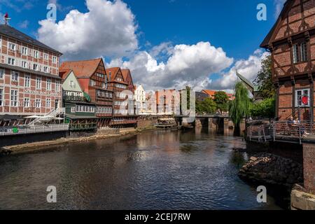 Die Altstadt von Lüneburg, Stintmarkt an der Ilmenau, historisches Hafenviertel, viele Restaurants, Kneipen, Cafés, Niedersachsen, Deutschland, Stockfoto