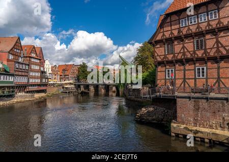 Die Altstadt von Lüneburg, Stintmarkt an der Ilmenau, historisches Hafenviertel, viele Restaurants, Kneipen, Cafés, Niedersachsen, Deutschland, Stockfoto