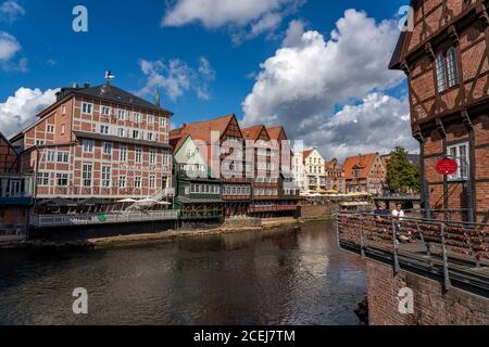 Die Altstadt von Lüneburg, Stintmarkt an der Ilmenau, historisches Hafenviertel, viele Restaurants, Kneipen, Cafés, Niedersachsen, Deutschland, Stockfoto
