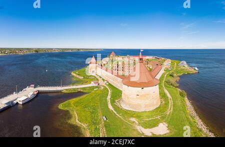 Europa. Russland, Leningrad Region, St. Petersburg, Luftpanorama auf Festung Oreshek in der Nähe von Schlesselburg Stadt. Alte russische Festung auf Insel in Stockfoto