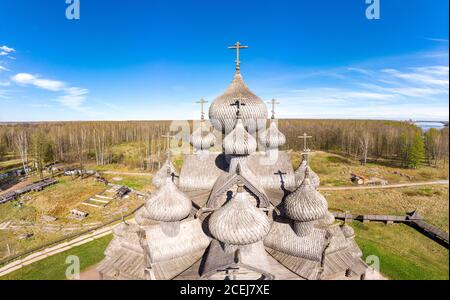 Schöne Luftansicht auf traditionelle russische Dorf mit orthodoxen Holzkapelle und Glockenturm in Bogoslovka Herrenhaus. Pokrowskaja mehrkuppelige Kirche Stockfoto