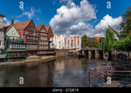 Die Altstadt von Lüneburg, Stintmarkt an der Ilmenau, historisches Hafenviertel, viele Restaurants, Kneipen, Cafés, Niedersachsen, Deutschland, Stockfoto