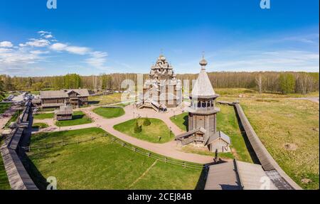 Schöne Luftansicht auf traditionelle russische Dorf mit orthodoxen Holzkapelle und Glockenturm in Bogoslovka Herrenhaus. Pokrowskaja mehrkuppelige Kirche Stockfoto