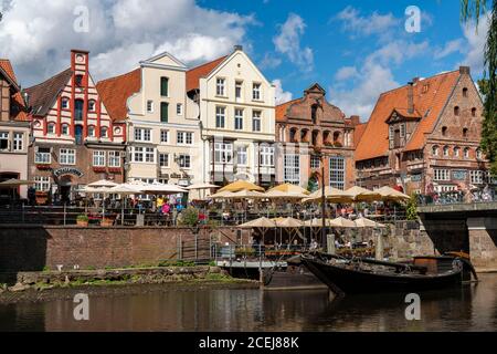 Die Altstadt von Lüneburg, Stintmarkt an der Ilmenau, historisches Hafenviertel, viele Restaurants, Kneipen, Cafés, Niedersachsen, Deutschland, Stockfoto