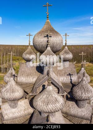 Schöne Luftansicht auf traditionelle russische Dorf mit orthodoxen Holzkapelle und Glockenturm in Bogoslovka Herrenhaus. Pokrowskaja mehrkuppelige Kirche Stockfoto