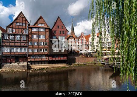 Die Altstadt von Lüneburg, Stintmarkt an der Ilmenau, historisches Hafenviertel, viele Restaurants, Kneipen, Cafés, Niedersachsen, Deutschland, Stockfoto