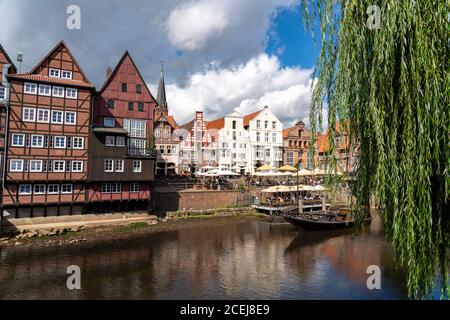 Die Altstadt von Lüneburg, Stintmarkt an der Ilmenau, historisches Hafenviertel, viele Restaurants, Kneipen, Cafés, Niedersachsen, Deutschland, Stockfoto