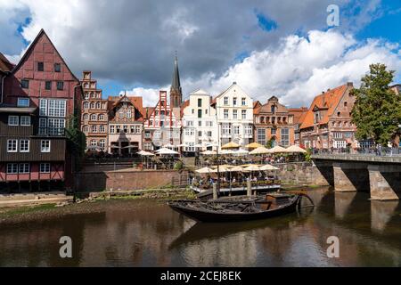 Die Altstadt von Lüneburg, Stintmarkt an der Ilmenau, historisches Hafenviertel, viele Restaurants, Kneipen, Cafés, Niedersachsen, Deutschland, Stockfoto
