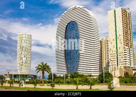 Batumi, Adjara, Georgia - September 22,2018 Blick auf das neue moderne Marriott Hotel, das House of Justice, öffentliche Service-Halle und im Bau Stockfoto