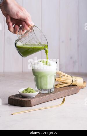 Vorbereitung Matcha Latte trinken Stockfoto