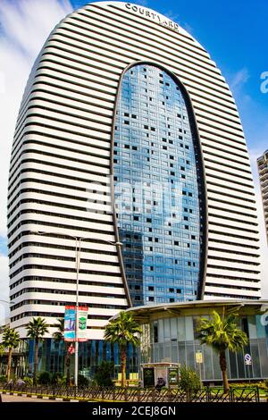 Batumi, Adjara, Georgia - September 22,2018 Blick auf das neue moderne Marriott Hotel, das House of Justice, öffentliche Service-Halle und im Bau Stockfoto