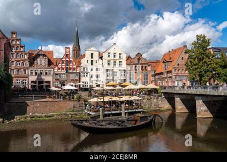 Die Altstadt von Lüneburg, Stintmarkt an der Ilmenau, historisches Hafenviertel, viele Restaurants, Kneipen, Cafés, Niedersachsen, Deutschland, Stockfoto