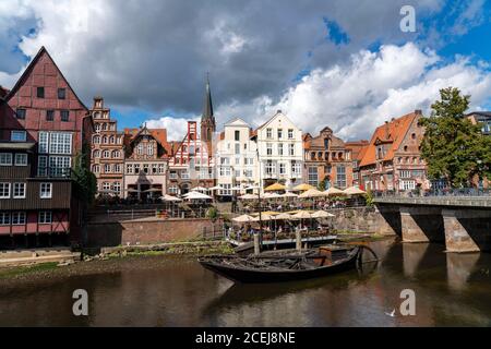 Die Altstadt von Lüneburg, Stintmarkt an der Ilmenau, historisches Hafenviertel, viele Restaurants, Kneipen, Cafés, Niedersachsen, Deutschland, Stockfoto