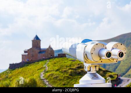 Aussichtspunkt Binoscope Richtung Gergeti Trinity Church Tsminda gerichtet Sameba Heilige Kirche in der Nähe des Dorfes Gergeti in Georgien Stockfoto