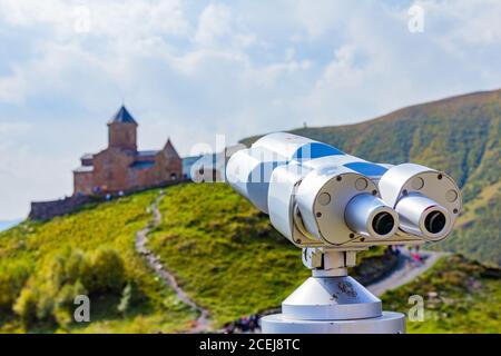 Aussichtspunkt Binoscope Richtung Gergeti Trinity Church Tsminda gerichtet Sameba Heilige Kirche in der Nähe des Dorfes Gergeti in Georgien Stockfoto