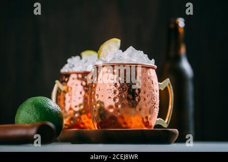 Moscow Mule Cocktail in Kupferkrügen Stockfoto