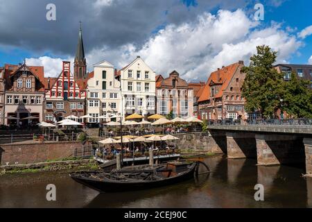 Die Altstadt von Lüneburg, Stintmarkt an der Ilmenau, historisches Hafenviertel, viele Restaurants, Kneipen, Cafés, Niedersachsen, Deutschland, Stockfoto