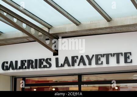 Bordeaux , Aquitaine / Frankreich - 08 25 2020 : galeries Lafayette Logo und Textschild des City Shops Stockfoto