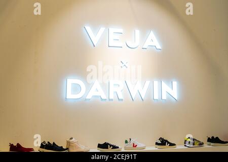 Bordeaux , Aquitaine / Frankreich - 08 25 2020 : veja Logo Zeichen und darwin Text auf der Wand des Sneakers Schuhgeschäft in bordeaux frankreich Stockfoto