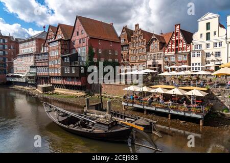 Die Altstadt von Lüneburg, Stintmarkt an der Ilmenau, historisches Hafenviertel, viele Restaurants, Kneipen, Cafés, Niedersachsen, Deutschland, Stockfoto