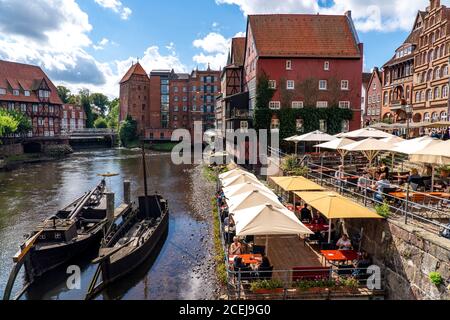 Die Altstadt von Lüneburg, Stintmarkt an der Ilmenau, historisches Hafenviertel, viele Restaurants, Kneipen, Cafés, Niedersachsen, Deutschland, Stockfoto