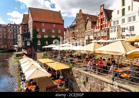 Die Altstadt von Lüneburg, Stintmarkt an der Ilmenau, historisches Hafenviertel, viele Restaurants, Kneipen, Cafés, Niedersachsen, Deutschland, Stockfoto
