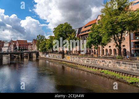 Die Altstadt von Lüneburg, Stintmarkt an der Ilmenau, historisches Hafenviertel, viele Restaurants, Kneipen, Cafés, Niedersachsen, Deutschland, Stockfoto