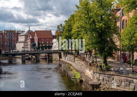 Die Altstadt von Lüneburg, Stintmarkt an der Ilmenau, historisches Hafenviertel, viele Restaurants, Kneipen, Cafés, Niedersachsen, Deutschland, Stockfoto
