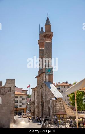 Sivas / Türkei - 3. August 2020, Double Minaret Madrasah wurde in 1271 İlhanlı Zeit gebaut. Die Fliesendekorationen auf den Minaretten sind bemerkenswert. Sivas, Stockfoto