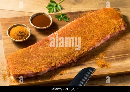 RAW St. Louis Stil BBQ Rippen mit Rub bereit Kochen Stockfoto