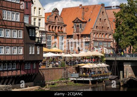 Die Altstadt von Lüneburg, Stintmarkt an der Ilmenau, historisches Hafenviertel, viele Restaurants, Kneipen, Cafés, Niedersachsen, Deutschland, Stockfoto