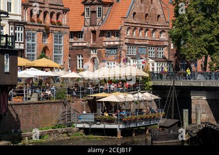 Die Altstadt von Lüneburg, Stintmarkt an der Ilmenau, historisches Hafenviertel, viele Restaurants, Kneipen, Cafés, Niedersachsen, Deutschland, Stockfoto
