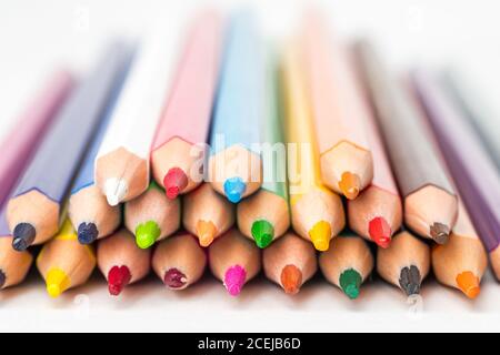 Vorderansicht gestapelter Buntstifte. Nahaufnahme. Stockfoto