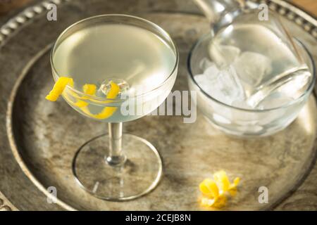 Erfrischender Dry Martini mit Zitronengelb und Wermut Stockfoto