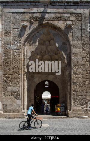 Sivas / Türkei - 3. August 2020: Sivas Buruciye Madrasah Seljuk Ära wurde im Jahr 1271 gebaut. Das Portal der Madrasa. Die Steinverarbeitung im Portal Stockfoto