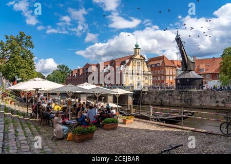 Die Altstadt von Lüneburg, historischer Hafenkran, Holzkran, an der Ilmenau, im historischen Hafenviertel, Niedersachsen, Deutschland, Stockfoto