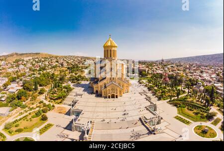 Schöne Ansicht von oben von Drohne zu Hauptattraktion von Tiflis - Kathedrale Tsminda Sameba Heilige Dreifaltigkeit größte Kirche orthodoxen in Ein saniger Sommertag in Stockfoto