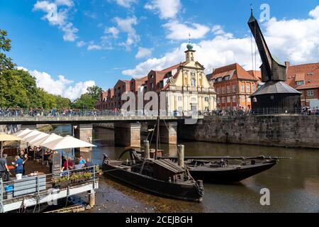 Die Altstadt von Lüneburg, historischer Hafenkran, Holzkran, an der Ilmenau, im historischen Hafenviertel, Niedersachsen, Deutschland, Stockfoto