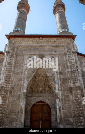 Sivas / Türkei - 3. August 2020, Double Minaret Madrasah wurde in 1271 İlhanlı Zeit gebaut. Die Fliesendekorationen auf den Minaretten sind bemerkenswert. Sivas, Stockfoto