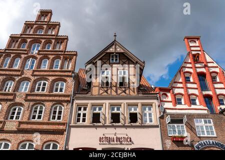 Die Altstadt von Lüneburg, Stintmarkt an der Ilmenau, historisches Hafenviertel, viele Restaurants, Kneipen, Cafés, Niedersachsen, Deutschland, Stockfoto