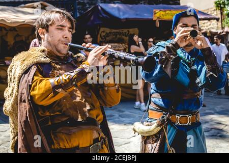 MITTELALTERLICHER MARKT - PUEBLA DE SANABRIA - ZAMORA - SPANIEN - AGOUST 13, 2017: Gruppe von Musikern in traditioneller Kleidung jammend auf der Straße während des Jahrmarkts Stockfoto