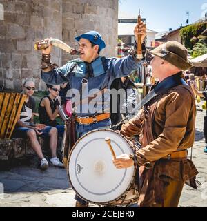 MITTELALTERLICHER MARKT - PUEBLA DE SANABRIA - ZAMORA - SPANIEN - AGOUST 13, 2017: Gruppe von Musikern in traditioneller Kleidung jammend auf der Straße während des Jahrmarkts Stockfoto