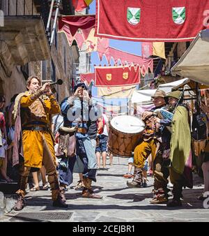 MITTELALTERLICHER MARKT - PUEBLA DE SANABRIA - ZAMORA - SPANIEN - AGOUST 13, 2017: Gruppe von Musikern in traditioneller Kleidung jammend auf der Straße während des Jahrmarkts Stockfoto