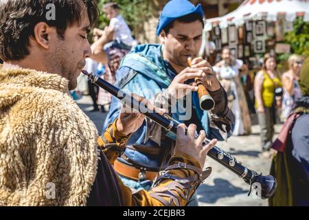 MITTELALTERLICHER MARKT - PUEBLA DE SANABRIA - ZAMORA - SPANIEN - AGOUST 13, 2017: Gruppe von Musikern in traditioneller Kleidung jammend auf der Straße während des Jahrmarkts Stockfoto