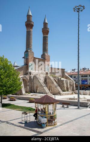 Sivas / Türkei - 3. August 2020, Double Minaret Madrasah wurde in 1271 İlhanlı Zeit gebaut. Die Fliesendekorationen auf den Minaretten sind bemerkenswert. Sivas, Stockfoto