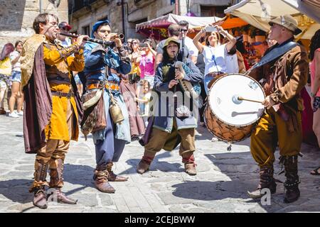 MITTELALTERLICHER MARKT - PUEBLA DE SANABRIA - ZAMORA - SPANIEN - AGOUST 13, 2017: Gruppe von Musikern in traditioneller Kleidung jammend auf der Straße während des Jahrmarkts Stockfoto