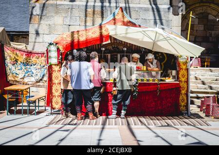 MITTELALTERLICHER MARKT - PUEBLA DE SANABRIA - ZAMORA - SPANIEN - AGOUST 13, 2017: Rückansicht von nicht erkennbaren Menschen in historischen Kostümen, die am Zelt auf dem Jahrmarkt stehen Stockfoto