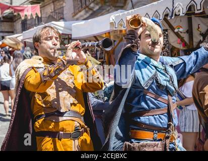 MITTELALTERLICHER MARKT - PUEBLA DE SANABRIA - ZAMORA - SPANIEN - AGOUST 13, 2017: Gruppe von Musikern in traditioneller Kleidung jammend auf der Straße während des Jahrmarkts Stockfoto